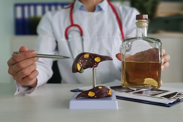 A professional explaining how alcohol use in diabetes can affect the liver, kidneys, and pancreas.
