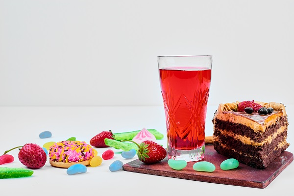 A slice of cake with fruits and a drink, showing how they raise blood sugar to normal levels in diabetes.