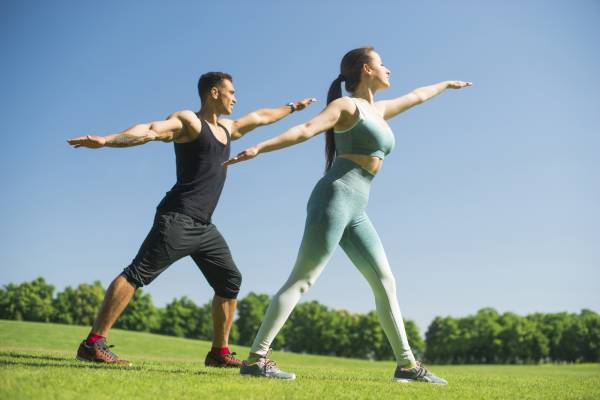 Young couple exercising outdoors in the morning to support prediabetes reversal.