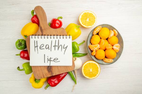 The words 'Healthy life' surrounded by fruits and vegetables, highlighting the importance of proper nutrition in managing diabetes.