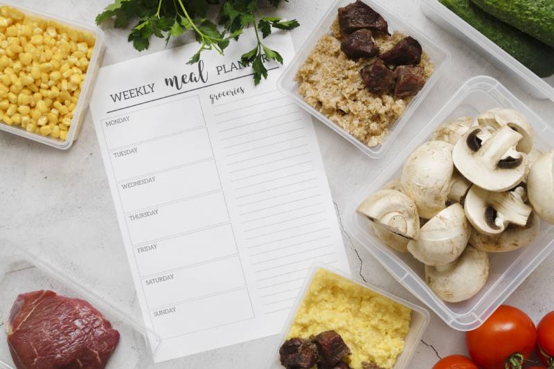 Weekly meal planner with healthy foods for managing type 2 diabetes during the festive season.