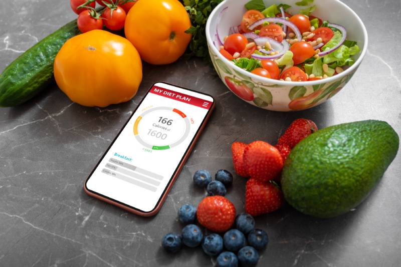 A diabetic person using a diet plan from a mobile app to manage diabetes.