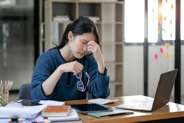 A woman experiencing constant tiredness, which can be a sign of type 1 diabetes.