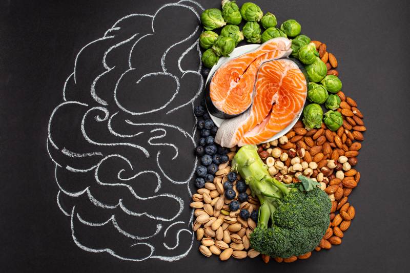A brain-shaped design made from healthy foods, symbolizing nutrition's boost to kids' cognitive growth.
