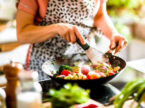 Meal planning and quick cooking bring homely, healthy lunches to your office desk with ease.