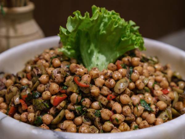 A protein-packed chickpea salad, offering easy digestion and plant-based protein.